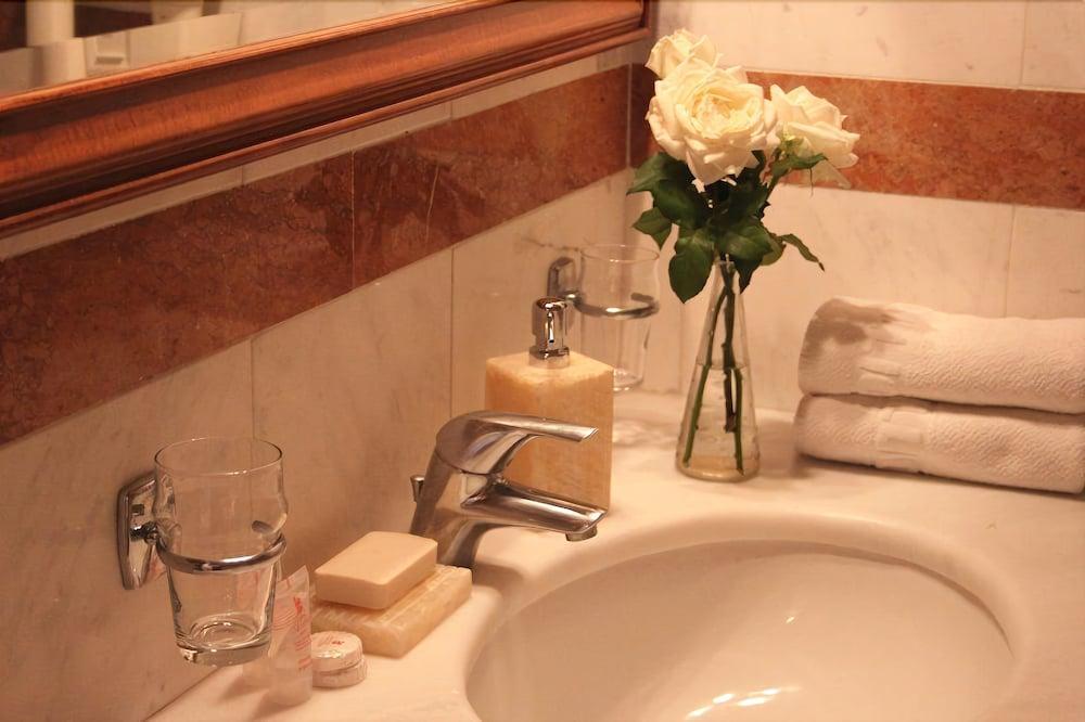 Achillion Hotel Атина Екстериор снимка