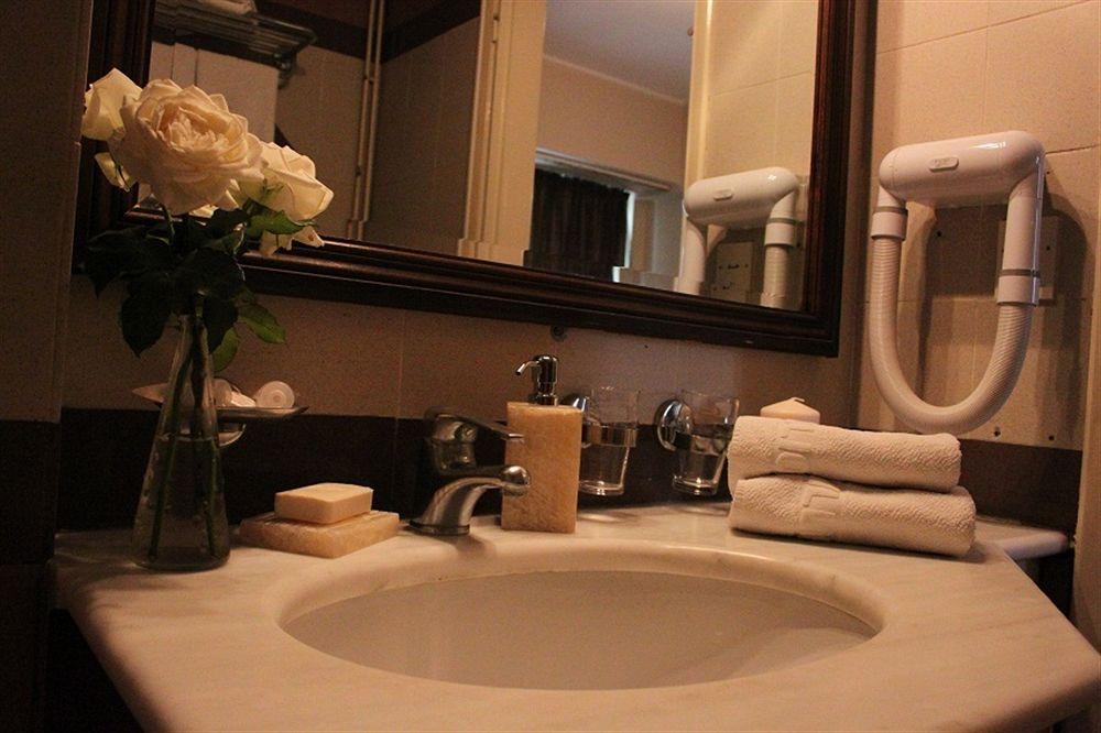 Achillion Hotel Атина Екстериор снимка